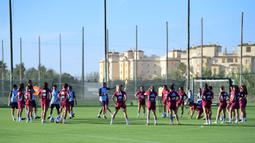 Sejumlah pemain Timnas Wanita Spanyol melakukan pemanasan saat berlatih menjelang laga UEFA Nations League melawan Swedia di Oliva, Spanyol pada Rabu (20/09/2023) waktu setempat. Para pemain Timnas Wanit Spanyol sempat melakukan boikot untuk meninggalkan skuad setelah tindakan tak senonoh eks-ketua federasi sepak bola Spanyol (RFEF), Luis Rubiales dengan mencium bibir penyerang La Roja, Jennifer Hermoso, di podium juara Piala Dunia Wanita 2023. (AFP/Jose Jordan)