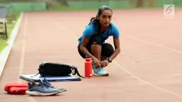 Atlet lari jarak jauh putri, Triyaningsih bersiap latihan di GOR Ragunan, Jakarta, Kamis (20/7). Triyaningsih menjadi andalan tim atletik Indonesia di SEA Games 2017 untuk nomor lari jarak 5000 meter dan 10.000 meter. (Liputan6.com/Helmi Fithriansyah)