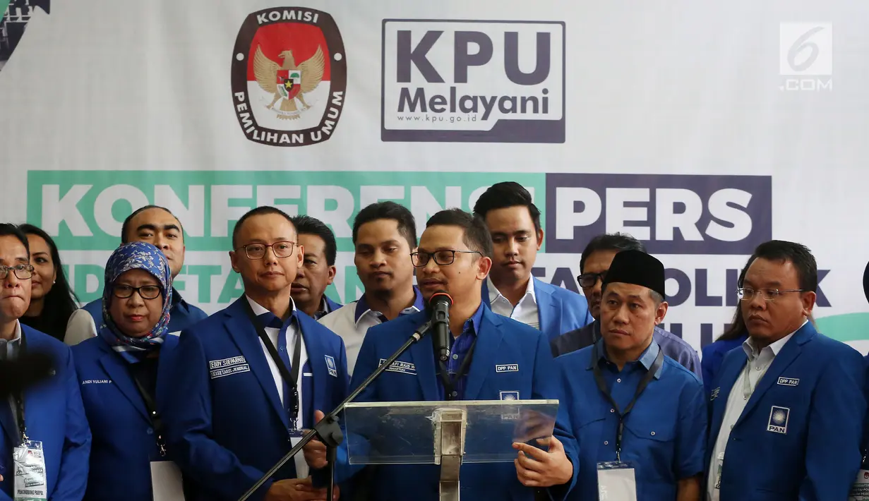 Wakil Ketua Umum PAN Hanafi Rais didampingi Sekjen Eddy Soeparno memberikan keterangan usai pendaftaran Pemilu 2019 di KPU Pusat, Jakarta, Jumat (13/10). PAN menjadi partai ketujuh yang mendaftar sebagai peserta Pemilu 2019. (Liputan6.com/Johan Tallo)