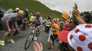 Puluhan suporter menyambut pebalap Spanyol, Alberto Contador pada etape ke-12 Tour de France dengan jarak 214,5 km antara Pau and Peyragudes, (13/7/2017). (AFP/Jeff Pachoud)