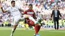 Gelandang Real Madrid, James Rodriguez, berebut bola dengan striker Granada, Darwin Machis, pada laga La Liga Spanyol di Stadion Santiago Bernabeu, Madrid, Sabtu (5/10). Madrid menang 4-2 atas Granada. (AFP/Pierre-Philippe Marcou)