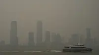 Bangunan di Jersey City, New Jersey, sebagian tertutup asap dari kebakaran hutan Kanada saat kapal feri melintasi Sungai Hudson, terlihat dari wilayah Manhattan di New York, Amerika Serikat, Selasa (6/6/2023). (AP Photo/Patrick Sison)