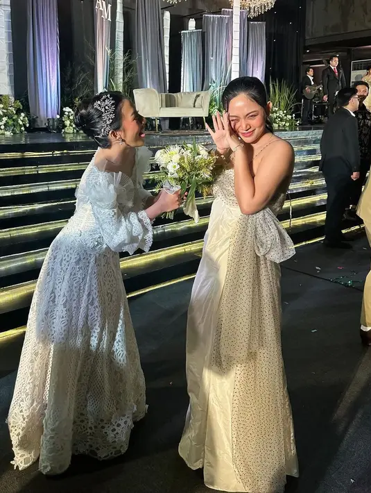 Rachel dengan tubedress beraksen high slit, sedangkan Salim tampil dengan setelan jas navy. [Foto: IG/rachelvennya].