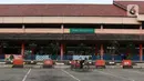Petugas Dishub mengecek kondisi ruang tunggu keberangkatan Terminal Kampung Rambutan, Jakarta, Sabtu (25/4/2020). Untuk mencegah dan memutus mata rantai penularan virus Covid-19, pemerintah resmi melarang aktivitas mudik pada Jumat (24/4) lalu. (Liputan6.com/Helmi Fithriansyah)