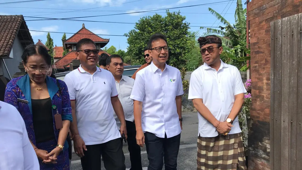Menteri Kesehatan (Menkes) Budi Gunadi Sadikin meninjau lokasi peresmian Starlink yang berlokasi di Kantor Puskesmas Pembantu Sumerta Kelod, Jalan Muh Yamin VIII, Kota Denpasar Bali.