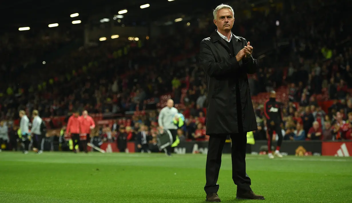 Pelatih Manchester United, Jose Mourinho bertepuk tangan usai pertandingan melawan Tottenham Hotspur pada lanjutan Liga Inggris di Old Trafford, (27/8). MU kalah telak atas tottenham 3-0. (AFP Photo/Oli Scarff)