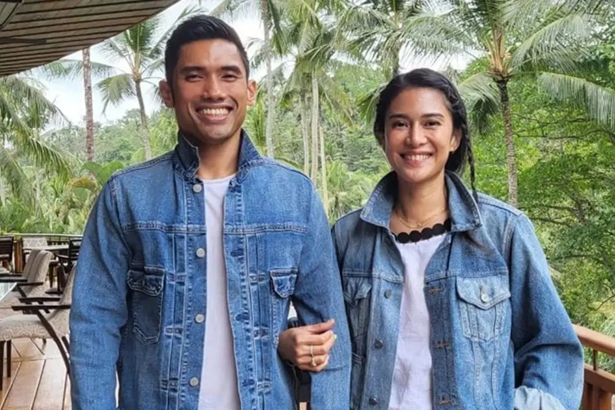 Potret Dian Sastrowardoyo dan Suami Pakai Baju Senada Ini Kompak Banget