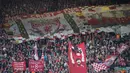 Anfiled merupakan stadion paling penuh perasaan di Inggris. Tidak seperti kebanyakan stadion yang fokus untuk mempermalukan lawan, Anfield hanya menawarkan cinta dan dukungan yang tak tergoyahkan kepada Liverpool dengan lagunya yang berjudul "You'll Never Walk Alone". (AFP/Oli Scarff)