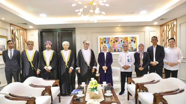 pertemuan bilateral antara Menteri Ketenagakerjaan, Ida Fauziyah, dengan Kepala Departemen Hukum Kementerian Luar Negeri Oman, Sulaiman Bin Saud Aljabri, di Kantor Kementerian Ketenagakerjaan, Jakarta, Senin (11/9/2023). (Dok Kemnaker)