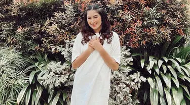 Melalui akun Instagram, Ochi Rosdiana cukup aktif mengunggah gaya OOTD di berbagai kesempatan. Outfit berwarna putih juga sering terlihat digunakan olehnya. (Liputan6.com/IG/@ochi24)