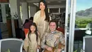 Farah Quinn rayakan lebaran di Amerika Serikat, ia tampil mengenakan kaftan coklat serasi dengan putrinya. [@farahquinnofficial]