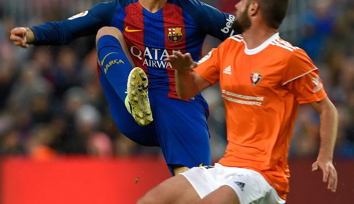 Gelandang Barcelona Denis Suarez berebut bola dengan pemain tengah Osasuna Fran Merida saat pertandingan liga Spanyol antara Barcelona vs Osasuna di stadion Camp Nou, Barcelona (26/4). (AFP/Lluis Gene)