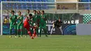 Pemain Martapura FC, Dedi Hartono melakukan tendangan bebas ke arah gawang Persebaya United pada laga Piala Presiden di Stadion Si Jalak Harupat, Bandung, Rabu (2/9/2015). Pertandingan berakhir imbang 0-0.(Bola.com/Peksi Cahyo)