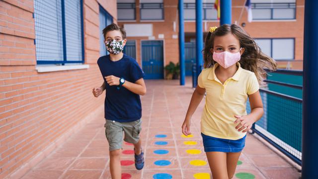 Ilustrasi anak kecil pakai masker