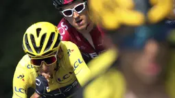 Egan Bernal (kuning) selain menjadi pebalap Kolombia pertama juga menjadi pebalap termuda yang berhasil menjadi juara balap sepeda Tour de France. (AP/Thibault Camus)