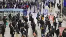 Orang-orang menunggu di Stasiun Waterloo pada jam sibuk malam hari di London, Inggris (23/11/2020). Tambahan 15.450 orang di Inggris dinyatakan positif COVID-19, menambah total kasus coronavirus di negara itu menjadi 1.527.495, menurut data resmi yang dirilis pada Senin (23/11). (Xinhua/Tim Ireland)