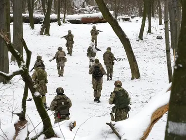 Anggota Pasukan Pertahanan Teritorial Ukraina, unit militer sukarelawan Angkatan Bersenjata, berlatih di taman kota di Kyiv, Ukraina, 22 Januari 2022. Puluhan warga sipil bergabung dengan tentara cadangan Ukraina dalam beberapa pekan terakhir di tengah ancaman invasi Rusia. (AP Photo/Efrem Lukatsky)