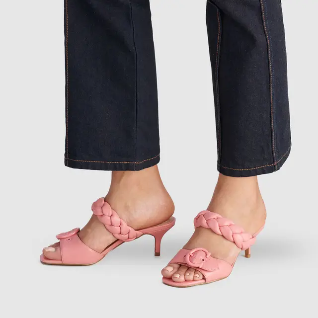Koleksi sandal Mollie dari Coach
