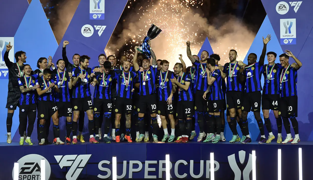 Para pemain Inter Milan merayakan dengan trofi setelah mereka memenangkan pertandingan sepak bola final Piala Super Italia antara Inter Milan dan Napoli di Stadion Al Awwal Park, Riyadh, Arab Saudi, Senin (22/1/2024). (AP Photo)