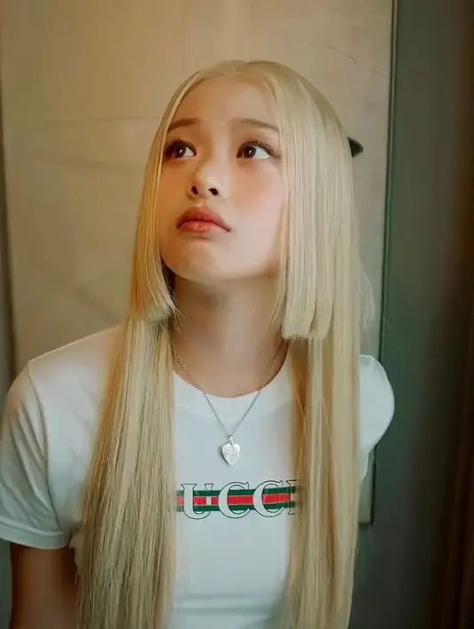 Sisi imutnya tak hanya datang dari outfit, tapi juga gaya rambut serta makeup. [Instagram.com/hanni.newjeans_]