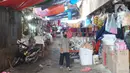 Warga mengenakan masker saat beraktivitas di Pasar Minggu yang kembali buka setelah penutupan selama tiga hari, Jakarta, Selasa (23/6/2020). Sebelumnya, Pasar Minggu ditutup sementara setelah tiga pedagang dinyatakan positif COVID-19. (Liputan6.com/Immanuel Antonius)