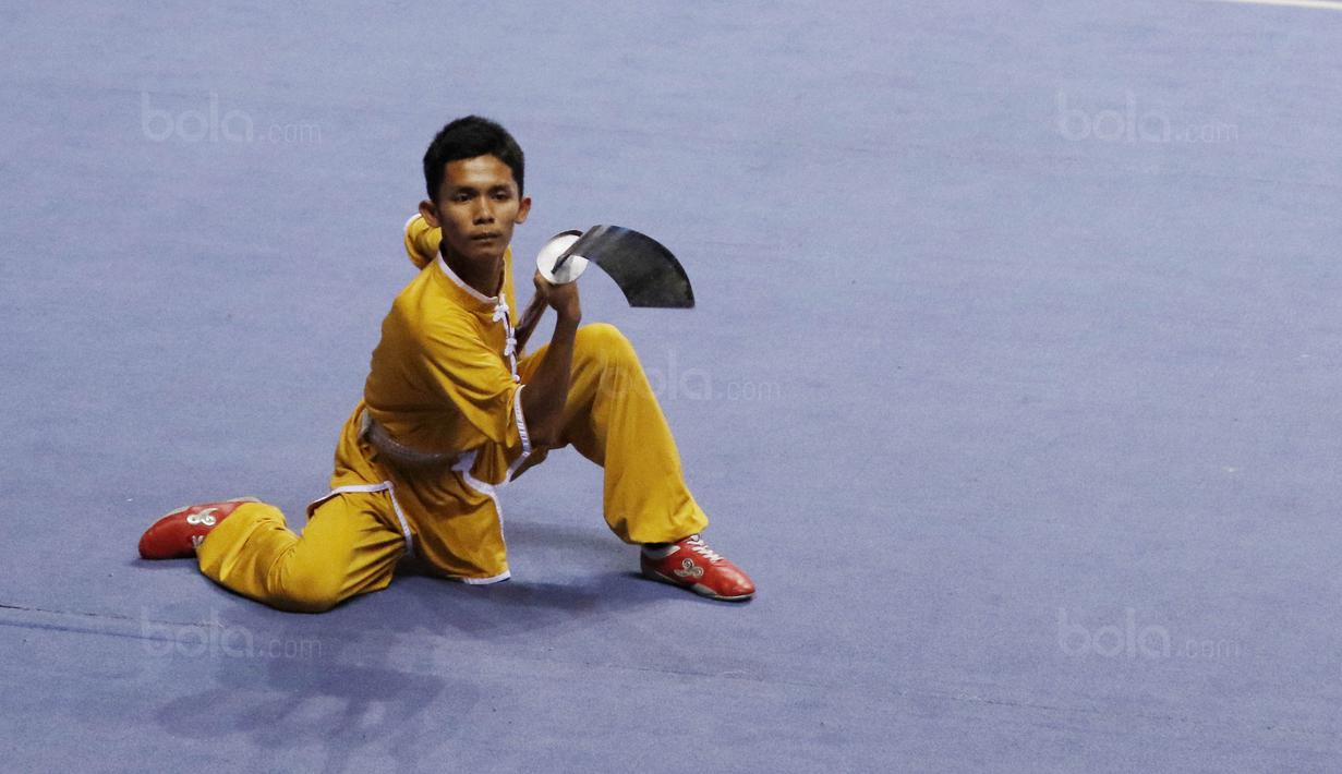 Atlet Wushu beraksi pada Kejuaraan Nasional Wushu di Sport Mall Britama Arena Kelapa Gading,Jakarta, Sabtu, (28/10/2017). Ajang tersebut juga sebagai test event Asian Games XVIII 2018. (Bola.com/M Iqbal Ichsan)