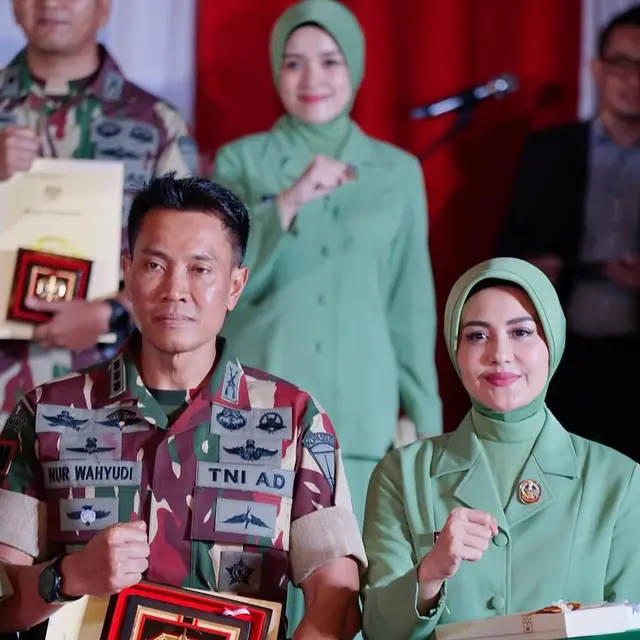Juliana Moechtar Anggun Pakai Seragam Persit/Instagram @julianamoechtar