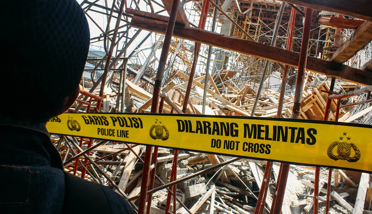 Tampak lokasi robohnya jembatan telah dibatasi dengan garis polisi, Jakarta, Jumat (31/10/2014). (Liputan6.com/Faizal Fanani)  