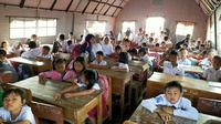 Suasana saat siswa SD di Sukajaya Bogor belajar di tenda milik BNPB. (Liputan6.com/Achmad Sudarno)