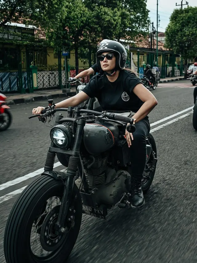 Nabila Putri naik motor (Instagram/@nabilabylla)