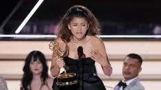 Zendaya menerima penghargaan aktris utama terbaik dalam serial drama 'Euphoria' pada ajang Emmy Awards 2022 di Microsoft Theater, Los Angeles, Amerika Serikat, 12 September 2022. Zendaya menyingkirkan nomine lainnya, yakni Jodie Comer (Killing Eve), Laura Linney (Ozark), Melanie Lynskey (Yellowjackets), Sandra Oh (Killing Eve) dan Reese Witherspoon (The Morning Show). (AP Photo/Mark Terrill)