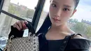 Tanpa kalung, Jisoo memilih mengenakan beberapa anting piercing. Dilengkapi dengan belt hitam, dan Lady Dior bag dengan warna sparkly metallic. [@sooyaaa__]