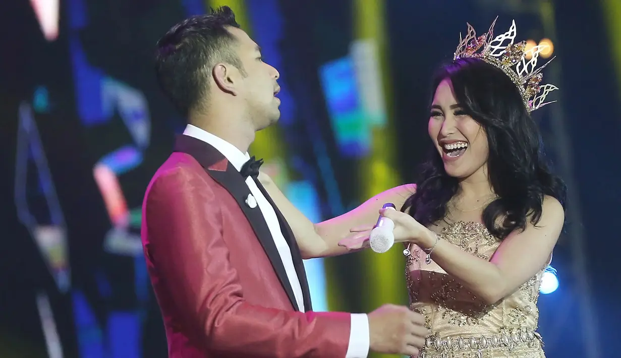 Dan masih banyak lagi warganet yang menduga-duga Ayu Ting Ting mabuk. Namun pada postingan berikutnya, yang mengaku pelayan di tempat tersebut mengaku tempat kerjanya tak menjual minuman memabukkan. (Bambang E Ros/Bintang.com)