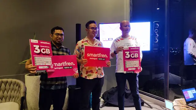Agus Rohmat, VP Network Operation; Roberto Saputra, Chief Brand Officer; Albert Lesmana, Regional Head West Java, Smartfren dalam temu media di Cirebon, Rabu (9/11/2022).. Liputan6.com/Giovani Dio Prasasti