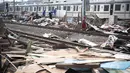 Para petugas meratakan bangunan liar saat pembongkaran di pinggiran rel kawasan Tanah Abang, Jakarta, Kamis (7/8/14). (Liputan6.com/Faizal Fanani)
