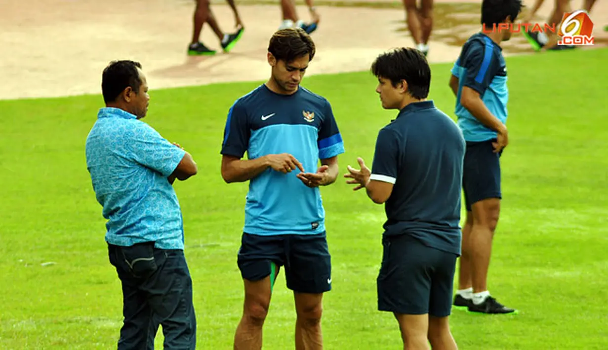 Latihan Timnas Indonesia rabu 28 November 2012 di Halaman Hotel Horses Golden Palace, Kuala Lumpur Malaysia, jelang laga Indonesia melawan Singapura nanti malam.