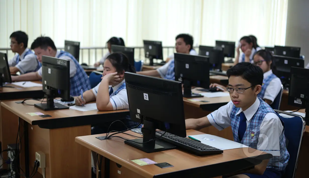 Sejumlah siswa mengikuti Ujian Nasional (UN) berbasis komputer atau Computer Based Test (CBT) di SMPK Penabur 2, Jakarta, Senin (4/5). SMPK Penabur 2 menjadi satu-satunya SMP yang melaksanakan UN berbasis komputer di Jakarta. (Liputan6.com/Faizal Fanani)