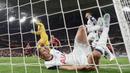Pemain Tottenham Hotspur, Micky van de Ven terjatuh setelah menyapu bola untuk melakukan penyelamatan di depan gawang timnya dalam laga final Liga Europa 2024/2025 melawan Manchester United di Stadion San Mames, Bilbao, Spanyol, Kamis (22/05/2025) dini hari WIB. (AFP/Josep Lago)