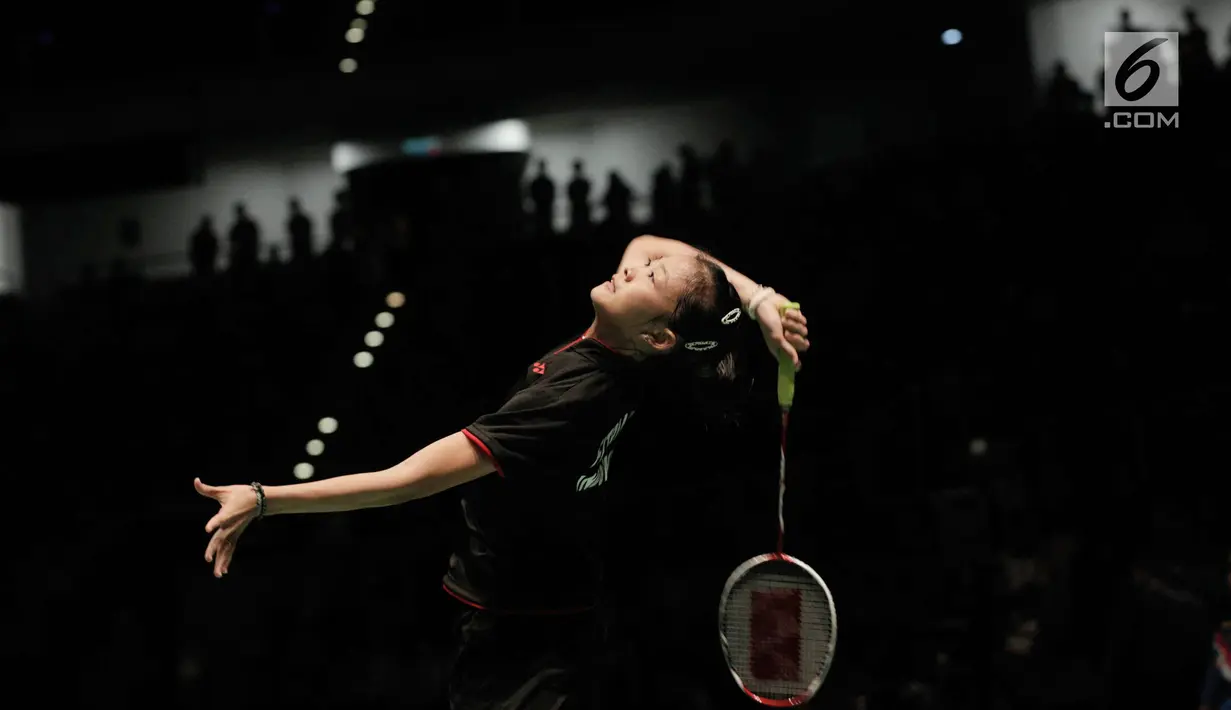 Pebulu tangkis putri Indonesia Fitriani berusaha memukul kok saat melawan Malaysia dalam laga perempat final Sea Games 2017 di Axiata Arena, Kuala Lumpur, Malaysia, Rabu (27/8). Indonesia kalah dengan skor 21-12. (Liputan6.com/Faizal Fanani)