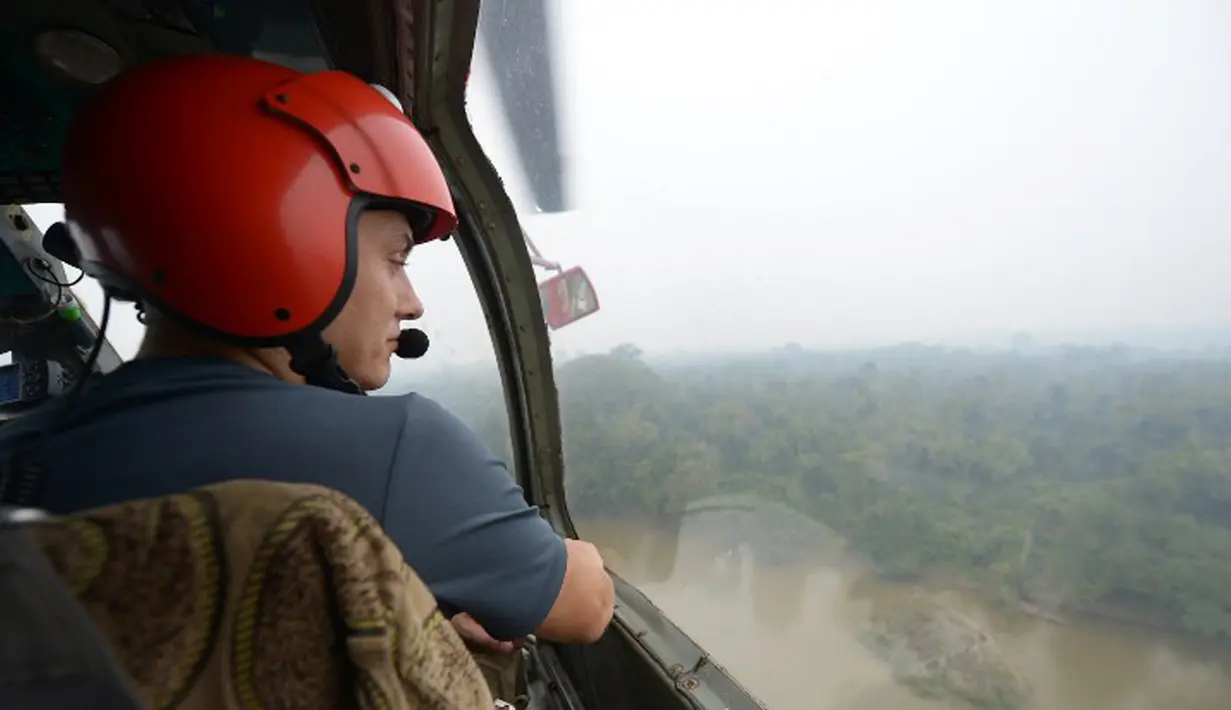 Pemandangan lahan yang terbakar dari atas helikopter di Pelalawan, Provinsi Riau, Kamis (17/9/2015). Asap dari kebakaran hutan ini mengakibatkan aktivitas warga Riau dan sekitarnya terganggu (AFP Photo/Adek Berry)