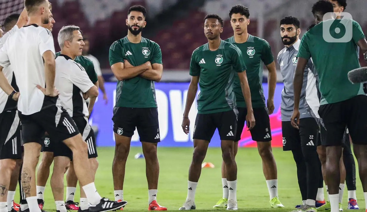 Timnas Arab Saudi melakukan sesi latihan resmi jelang bertanding melawan Indonesia pada Selasa 19 November 2024. (Liputan6.com/Angga Yuniar)