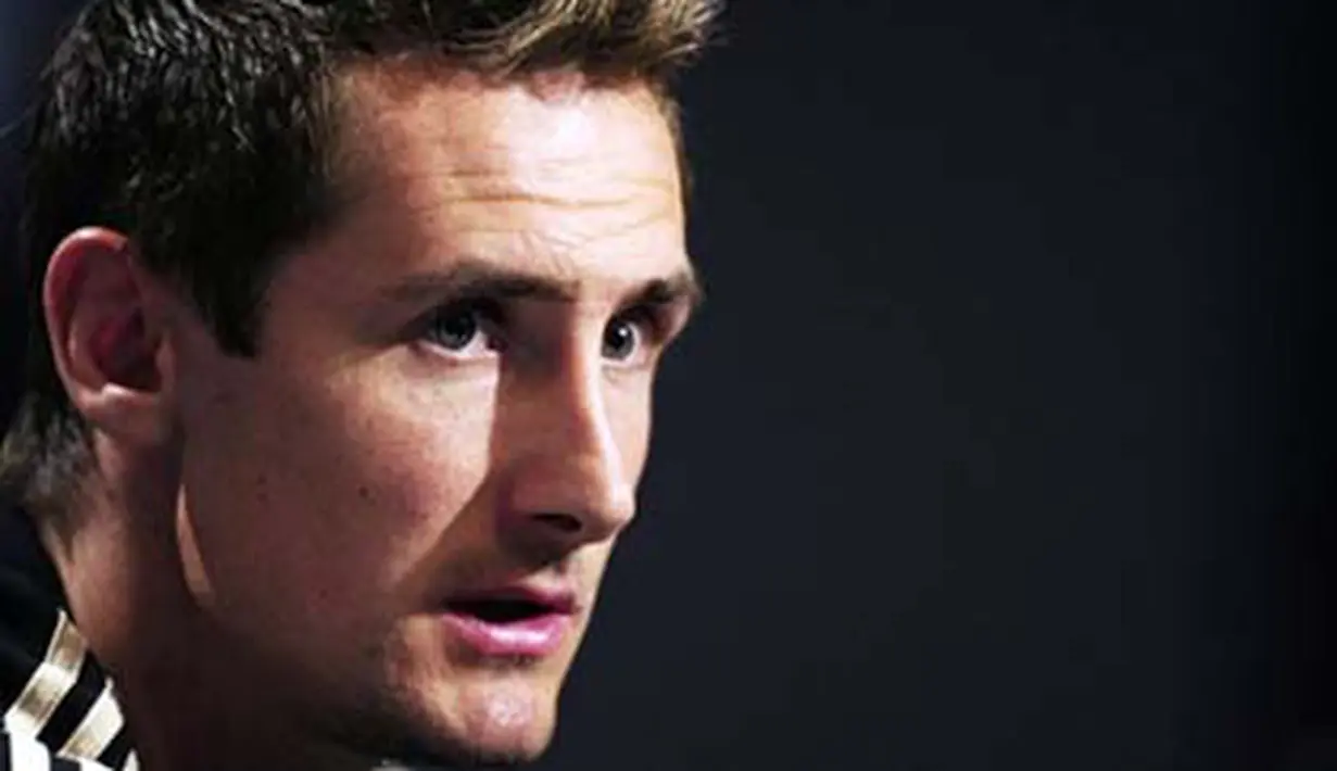 Penyerang Jerman Miroslav Klose di sesi konferensi pers di Hotel Velmore, Erasmia, Pretoria, 4 Juli 2010 sehari setelah Jerman unggul 4-0 atas Argentina di perempat final PD 2010. AFP PHOTO / JOHN MACDOUGALL 
