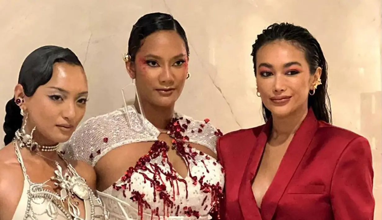 Bukan aktingnya saja yang memukau, penampilannya saat menghadiri gala premiere film tersebut juga menjadi sorotan. Jajaran pemeran Pengabdi Setan 2 yang hadir tampil dengan busana terbaiknya, tak terkecuali Ratu Felisha. Bersama Asmara Abigail dan Tara Basro, ia tampil all out dengan makeup yang dramatis. (Liputan6.com/IG/@showbizmanagement)