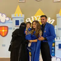 Umi Pipik tampil serba hitam, mulai dari kerudung dan cadarnya hingga gamis dan sling bagnya. [@_ummi_pipik_]