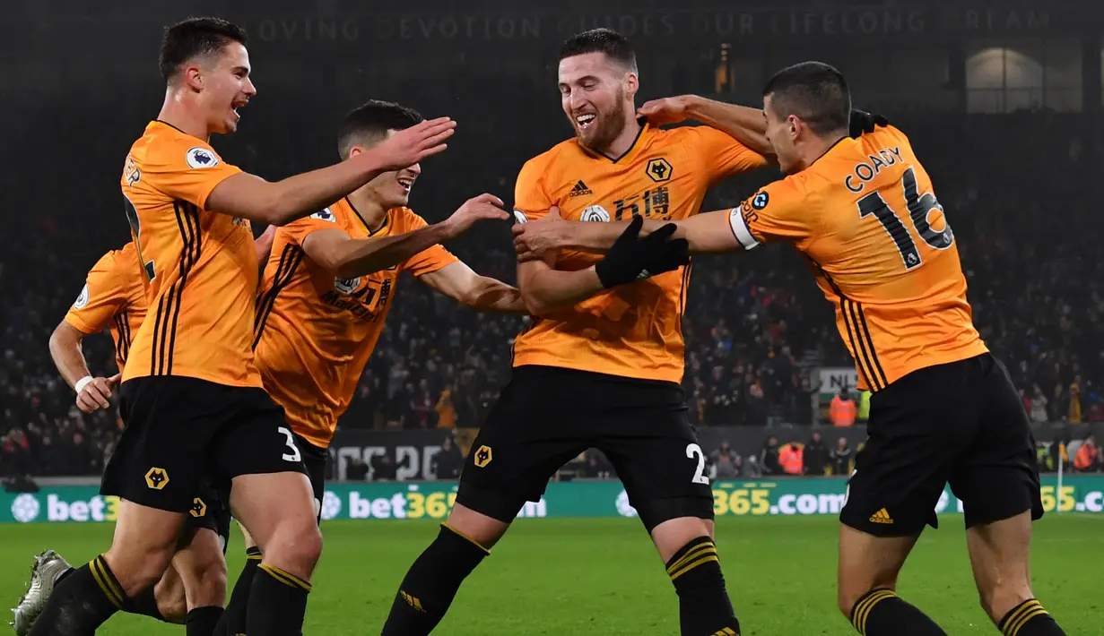 Para pemain Wolverhampton merayakan gol yang dicetak Matt Doherty ke gawang Manchester City pada laga Premier League di Stadion Molineux,Wolves, Jumat (27/12). Wolves menang 3-2 atas City. (AFP/Paul Ellis)