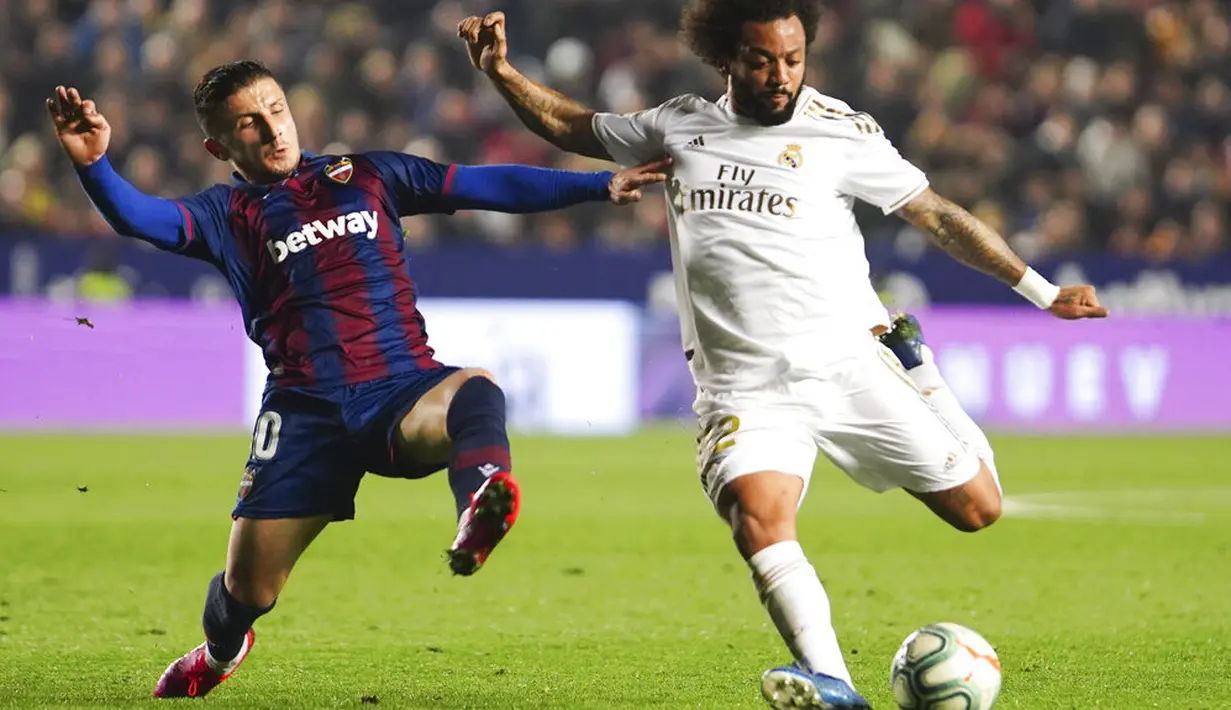 Bek Real Madrid, Marcelo, melepaskan tendangan ke gawang Levante pada laga La Liga di Stadion Ciutat de Valencia, Sabtu (22/2/2020). Levante menang 1-0 atas Real Madrid. (AP/Alberto Saiz)