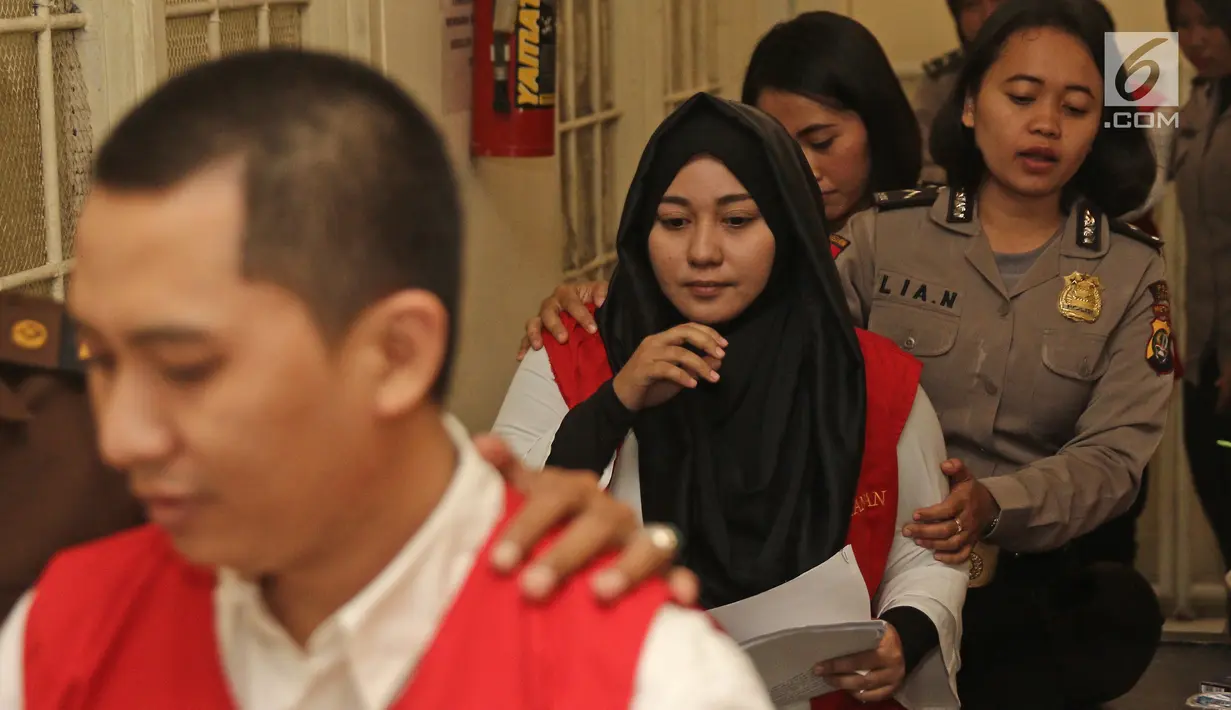 Terdakwa kasus dugaan penipuan perjalanan umrah First Travel, Andika Surachman dan Anniesa Hasibuan saat akan menjalani sidang lanjutan di PN Kota Depok, Jawa Barat, Senin (9/4). Sidang mendengarkan keterangan saksi ahli. (Liputan6.com/Herman Zakharia)