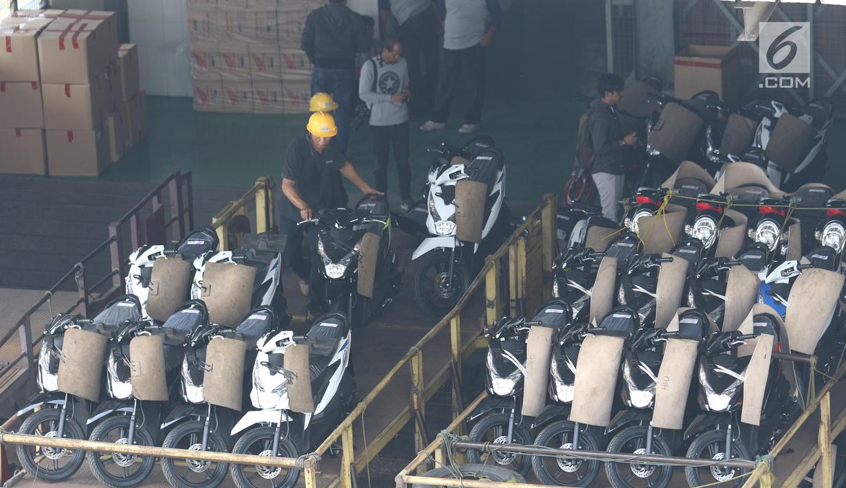 Pekerja merapikan susunan sepeda motor yang akan didistribusikan ke dealer di gudang penyimpanan sepeda motor di Jatake, Tangerang, Banten, Kamis (11/7/2019).  Wahana Distribution Center dengan kapasitas 2.700 unit mendistribusikan sepeda motor untuk wilayah Tangerang. (Liputan6.com/Angga Yuniar)