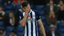 Bek West Bromwich, Jonny Evans, tampak kecewa usai dikalahkan Manchester City pada laga Premier League di Stadion The Hawthorns, West Bromwich, Sabtu (28/10/2017). West Bromwich kalah 2-3 dari City. (AFP/Lindsey Parnaby)