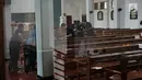 Polisi mengambil gambar saat melakukan olah tempat kejadian perkara (TKP) penyerangan yang terjadi di Gereja Santa Lidwina Bedog, Trihanggo, Sleman, Yogyakarta, Minggu (11/2). Polisi masih mendalami motif penyerangan tersebut. (Liputan6.com/Arya Manggala)